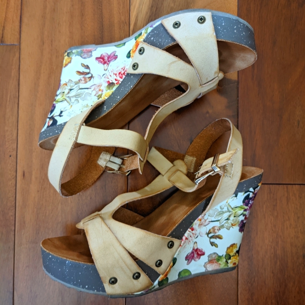 Bella Marie Champagne Hola Wedge Sandal